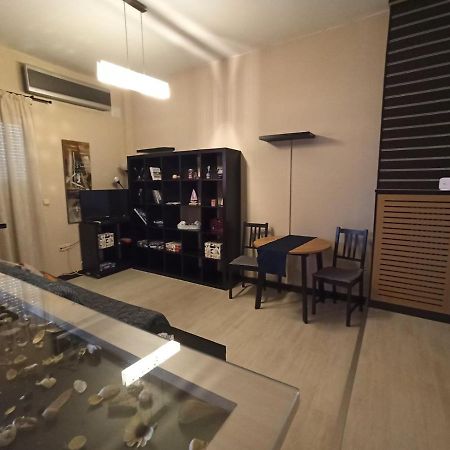 Modern Apartment, 5΄ Walk From Central Metro Station Athen Exterior foto