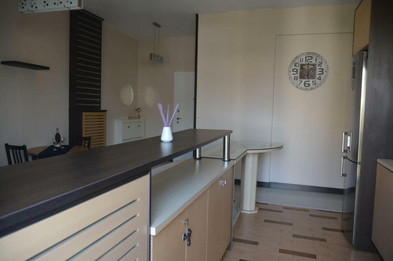 Modern Apartment, 5΄ Walk From Central Metro Station Athen Exterior foto