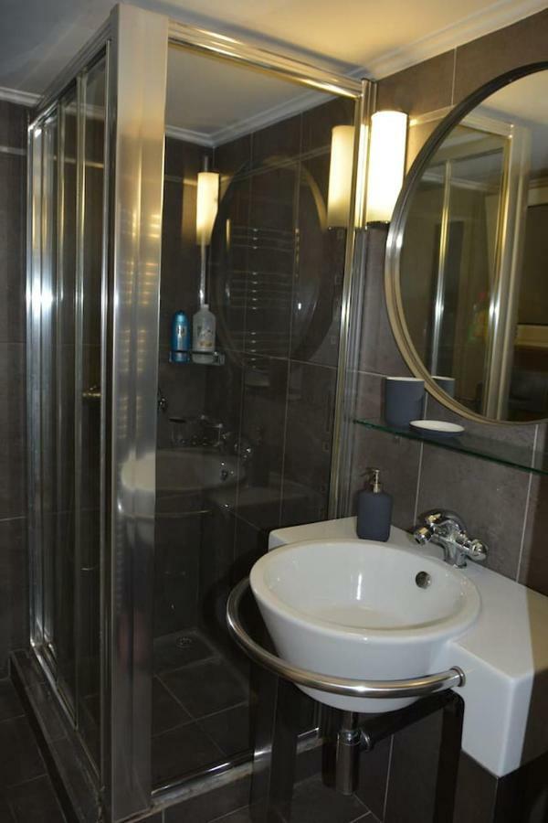 Modern Apartment, 5΄ Walk From Central Metro Station Athen Exterior foto